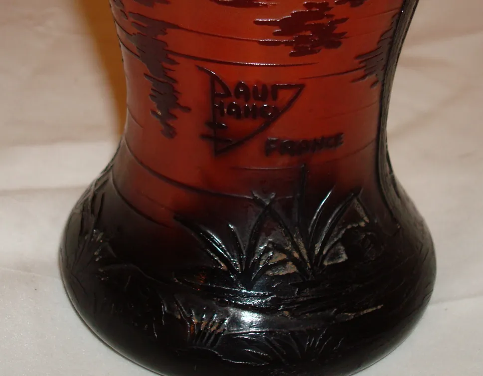 Vidrio firmado Daum Nancy, decoraciones sutiles, forma estilizada.