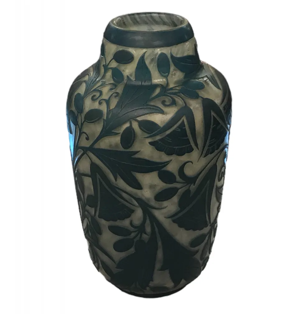 vase ancien avec motif floral en verre signé daum