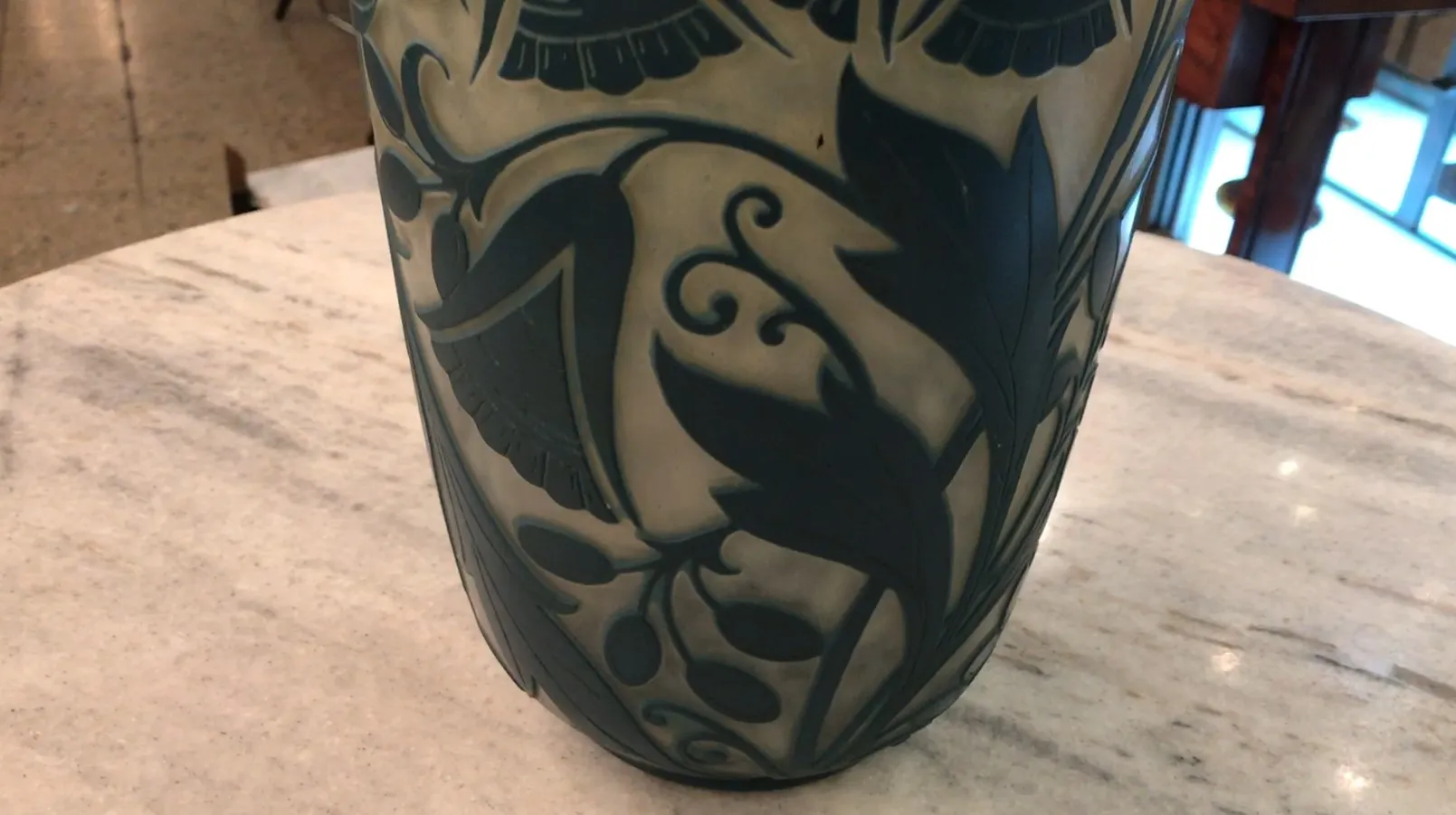 Verre ancien avec signature Daum Nancy et motif floral