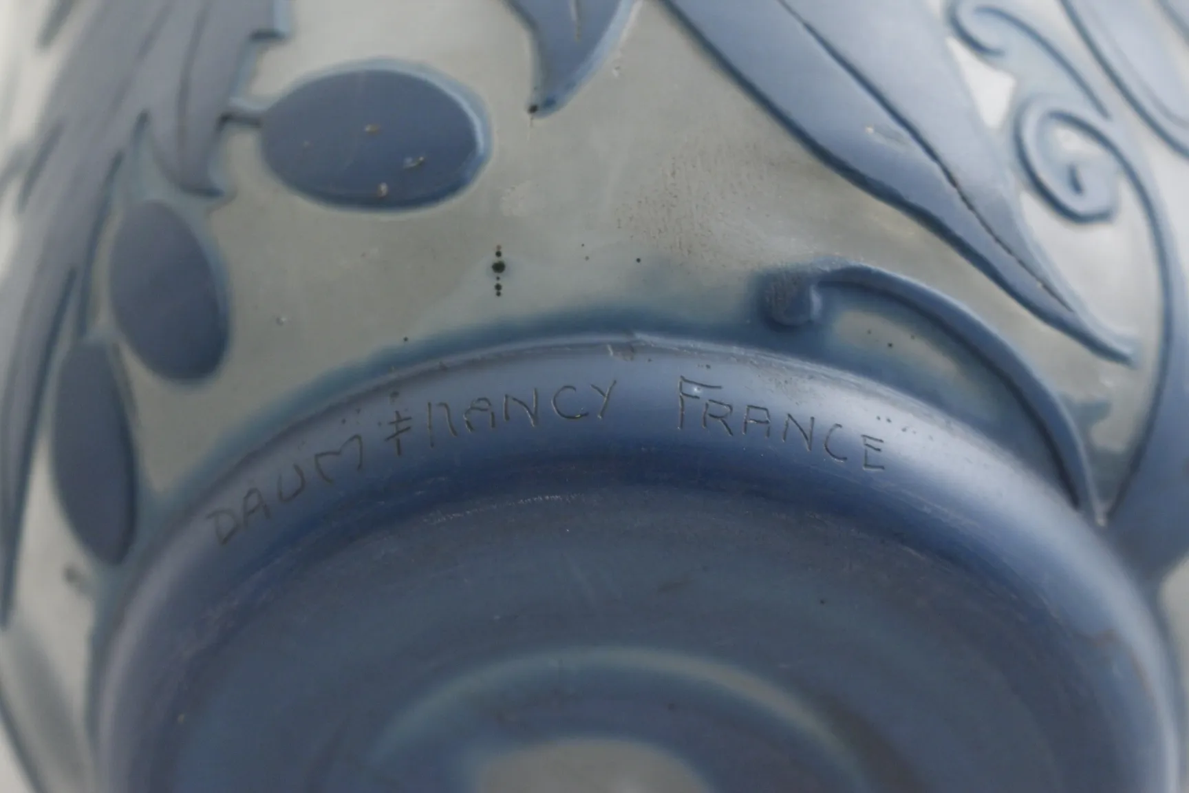 Signiertes Glas Daum Nancy, Antiquität mit dekorativem Design.