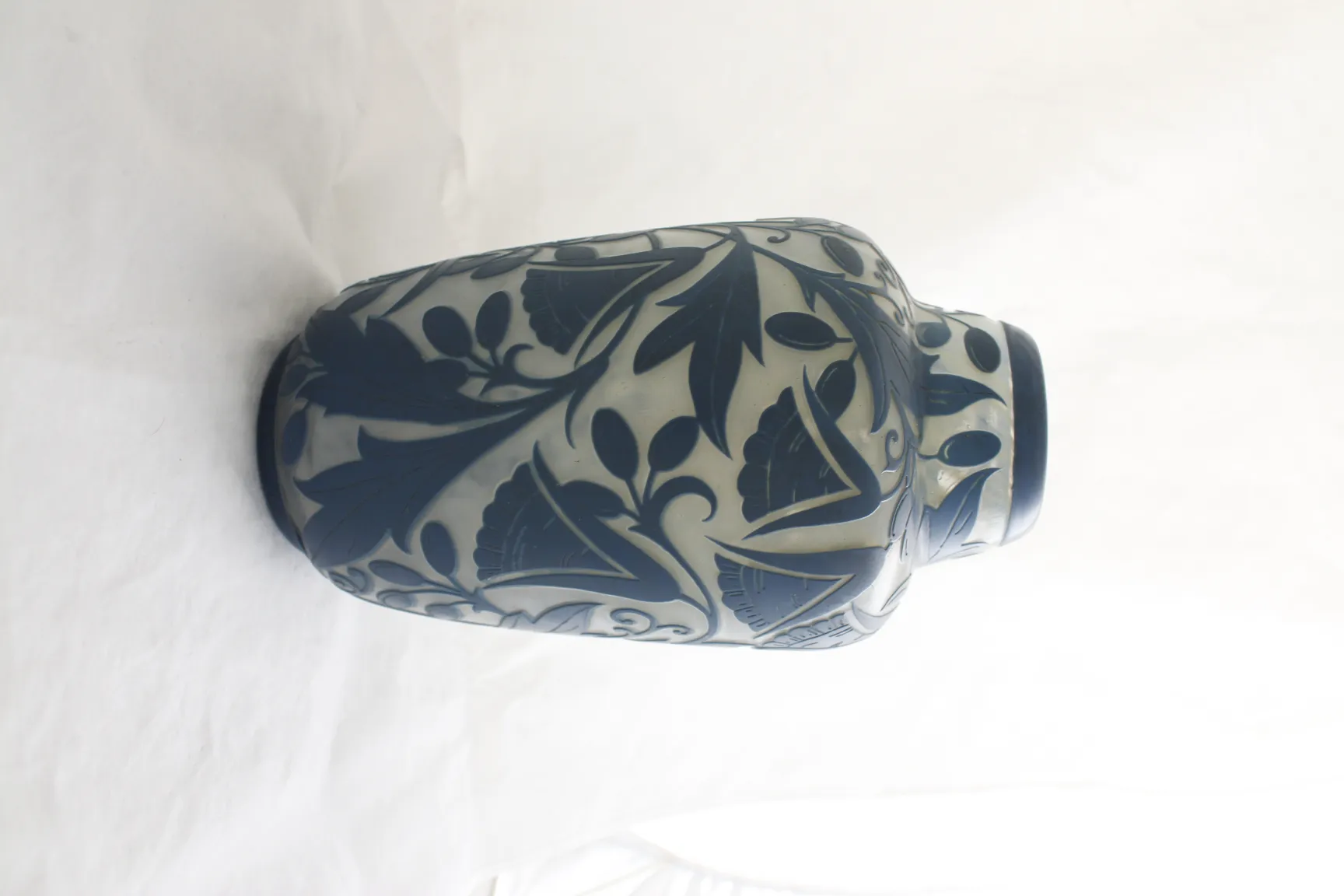 Antigüedad con diseño floral en vidrio decorativo firmado.