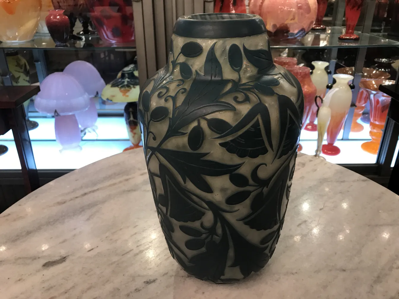 Vase en verre signé Daum Nancy avec un motif de feuilles