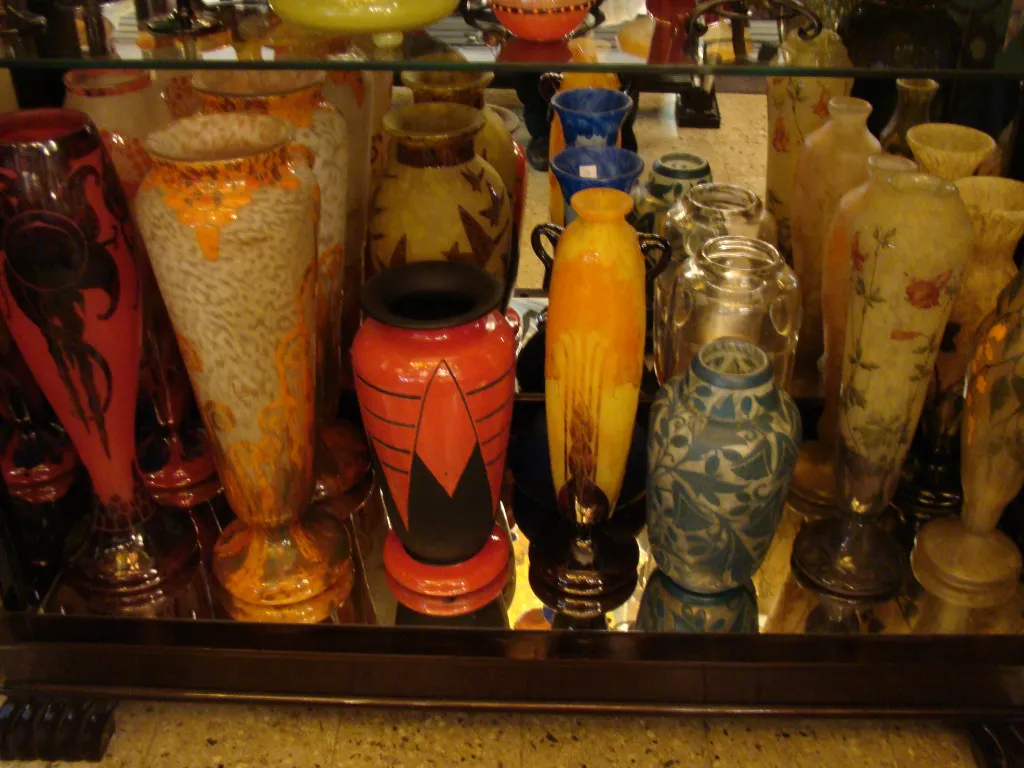 vaso decorativo colorato tra altri oggetti antichi