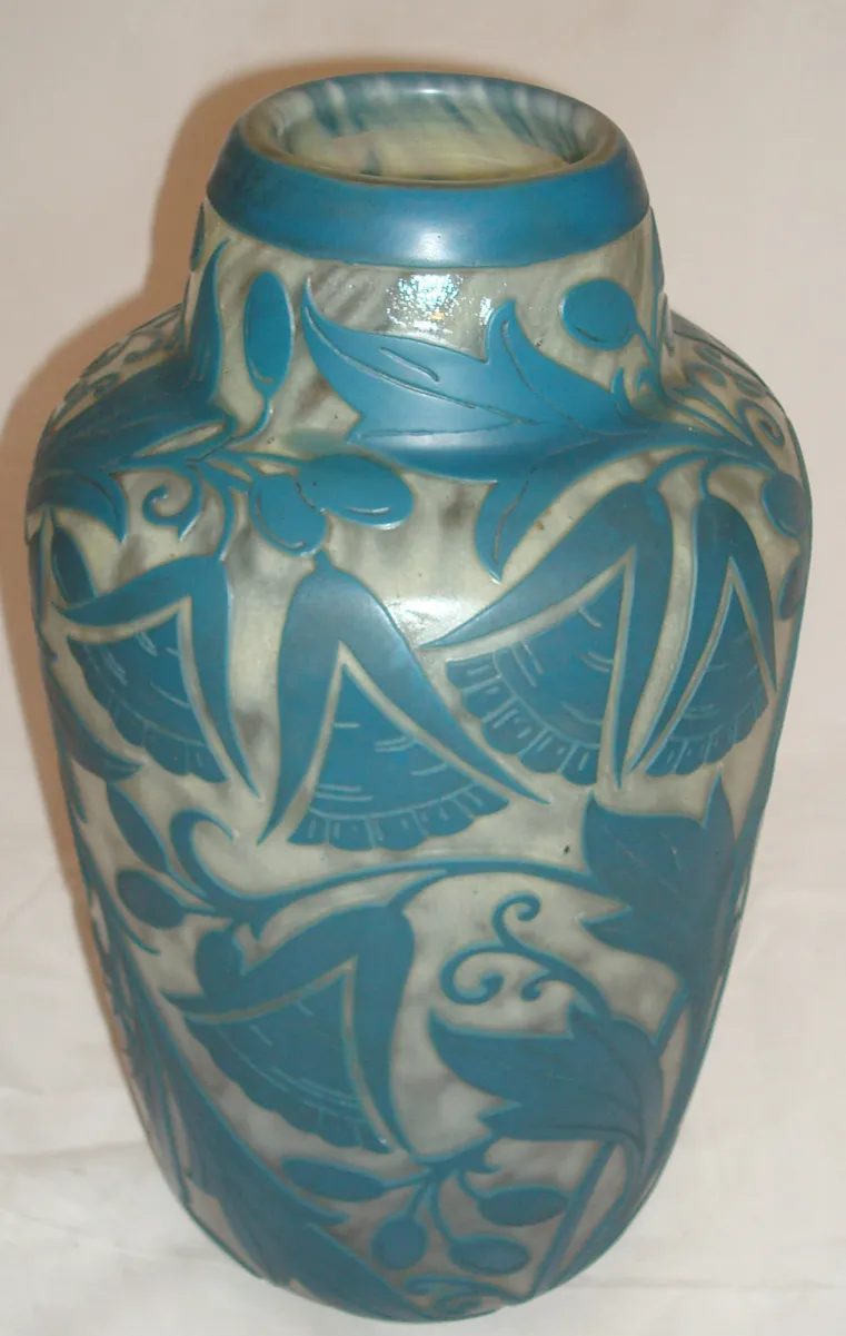 Vase ancienne signée, détails bleus sur fond clair