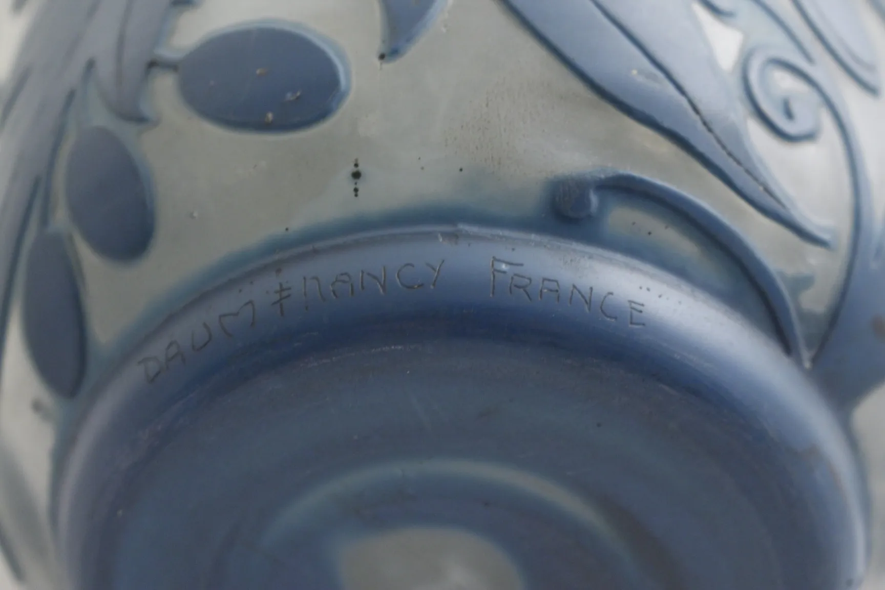 vidrio firmado antiguo Daum Nancy con detalle azul y firma