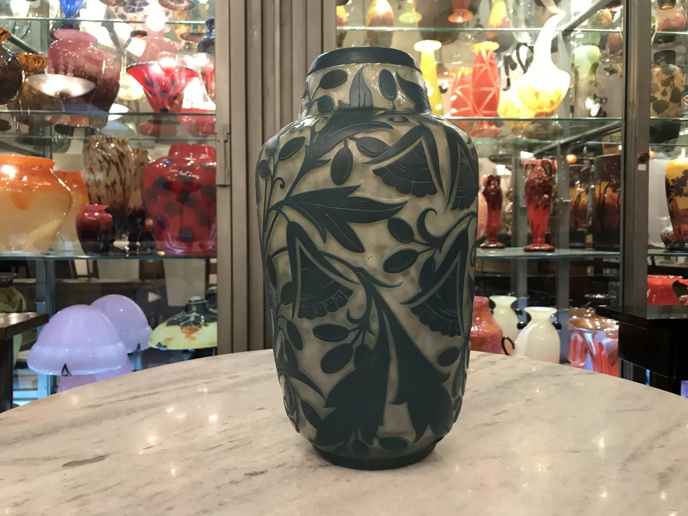 vase rétro avec motif de feuilles, fond clair, antiquité daum nancy