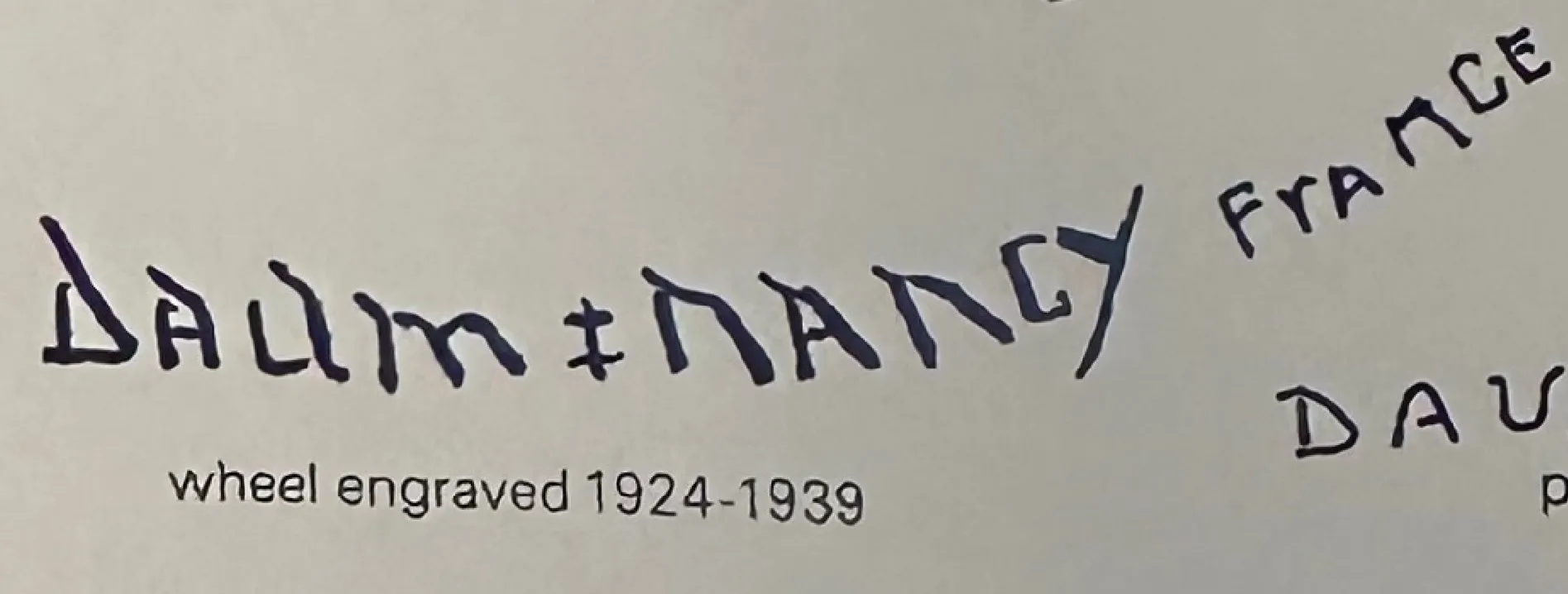 подписанное стекло Daum Nancy с элегантной надписью