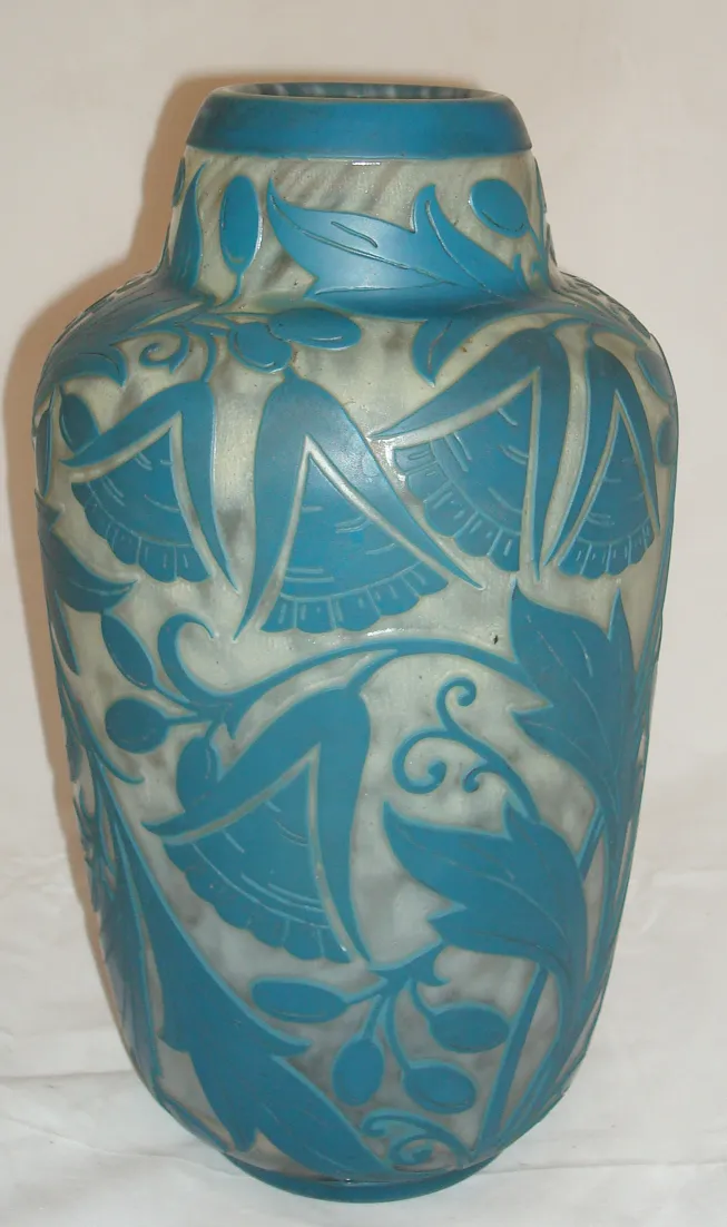 Vaso decorativo in vetro firmato Daum Nancy con motivi floreali blu.