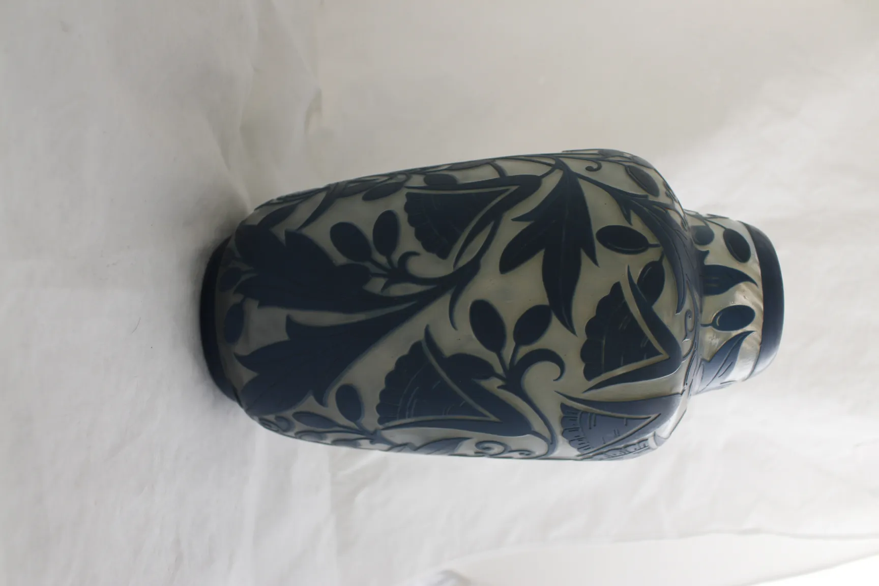 verre ancien décoré avec des gravures florales en bleu