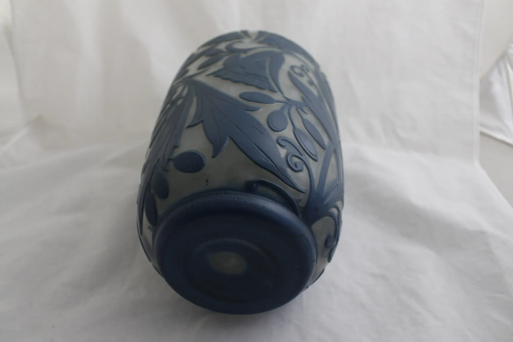 Vidrio firmado de diseño floral en tonos azul y blanco, antiguo Daum Nancy