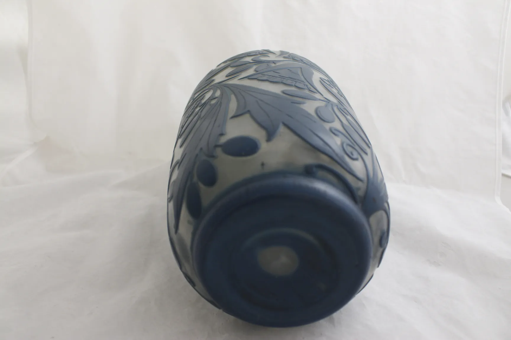 Verre signé Daum Nancy avec décorations bleues et blanches sur fond neutre.