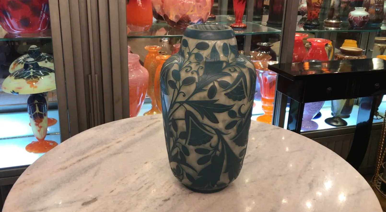 Signiertes Glas Daum Nancy mit erhabenem Design und antikem Ambiente.