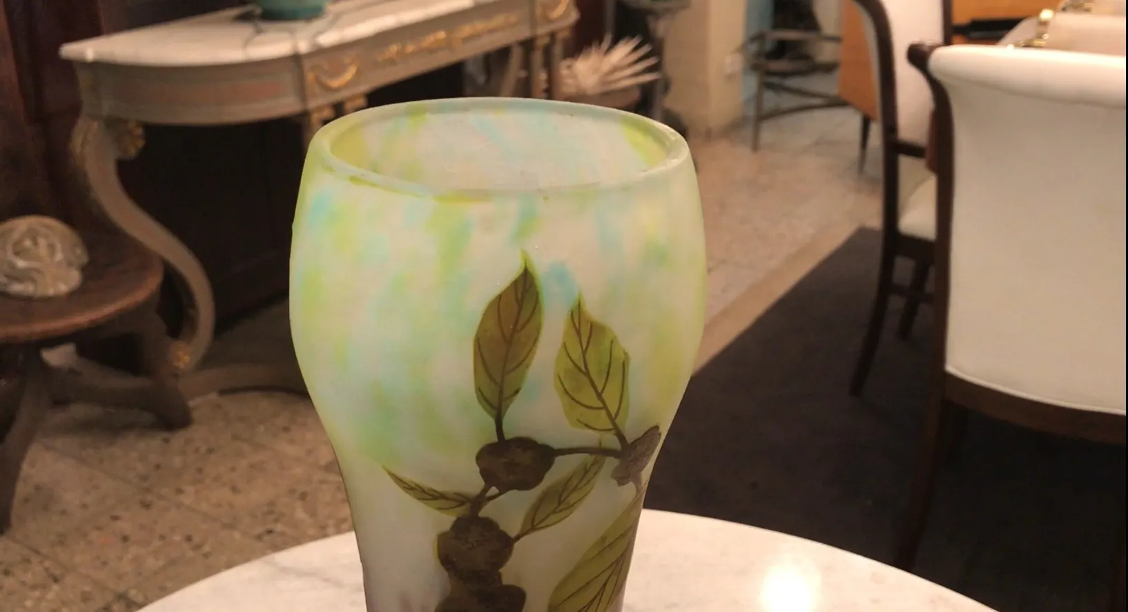 antikes glas mit dekorativen blättern signiert