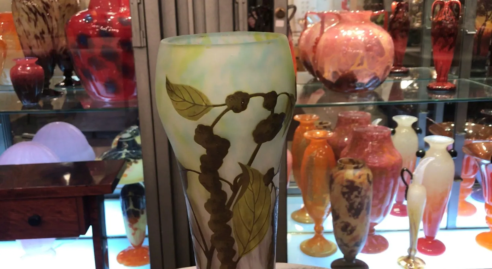 Vase antiguo firmado Daum Nancy con hojas decorativas