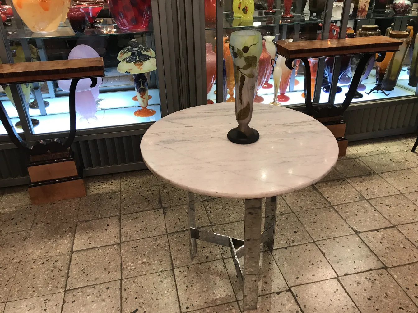 Vaso de vidro assinado Daum Nancy em um ambiente de antiguidades