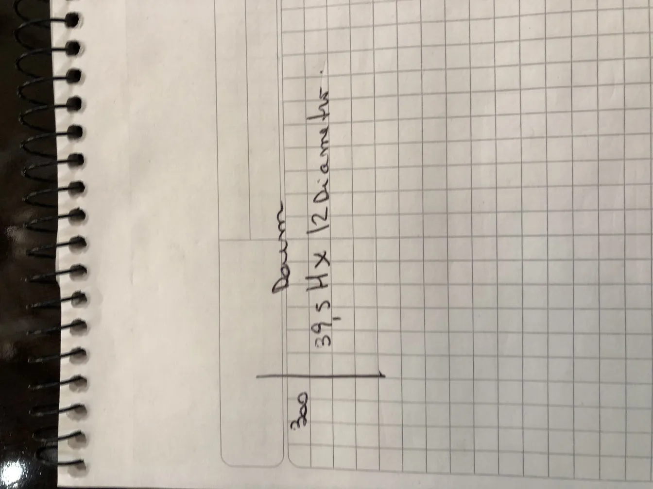 Vidrio firmado Daum Nancy con detalles visuales claros en un entorno antiguo.