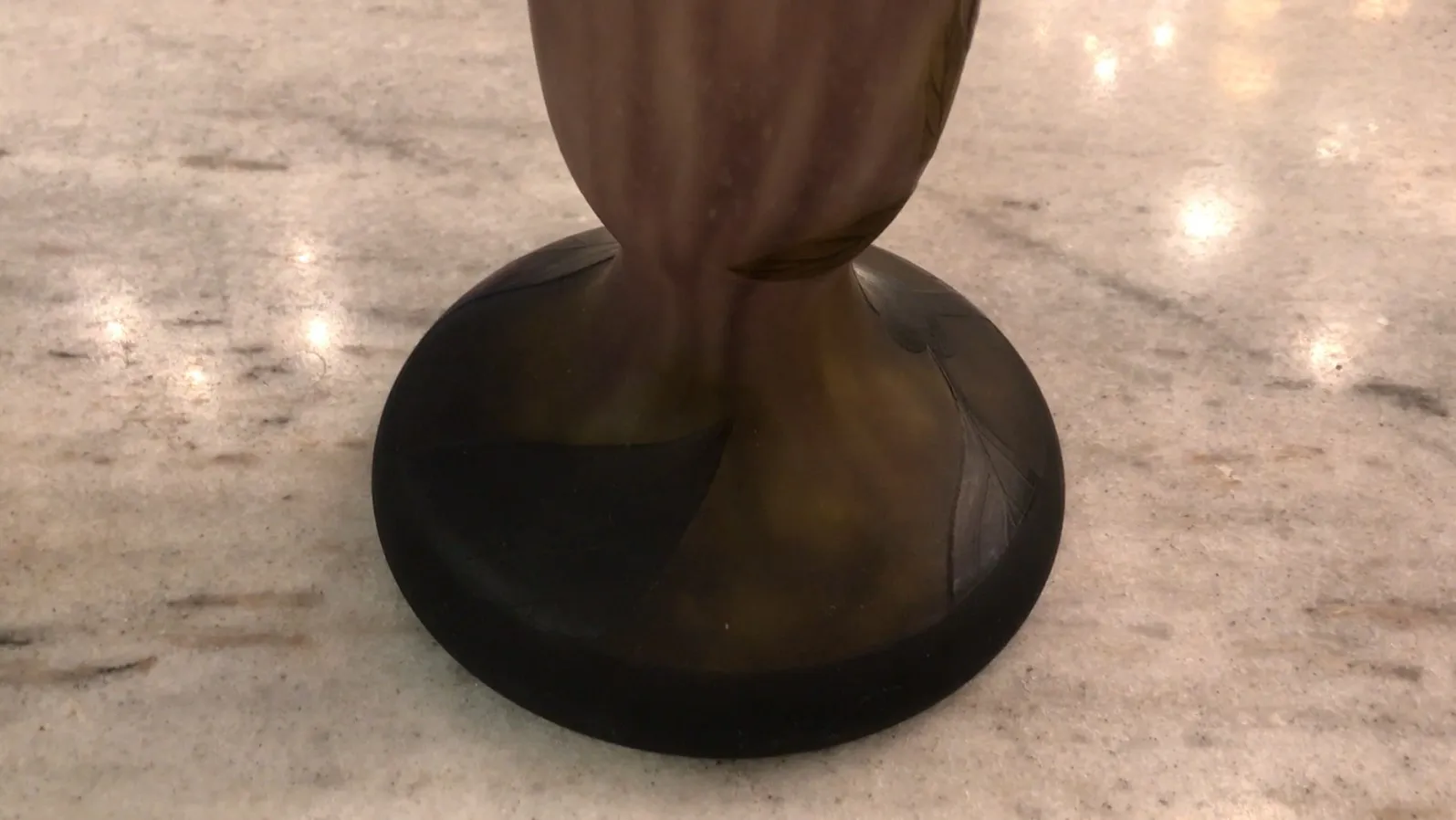 base du verre signé élégant de Daum Nancy avec des détails uniques