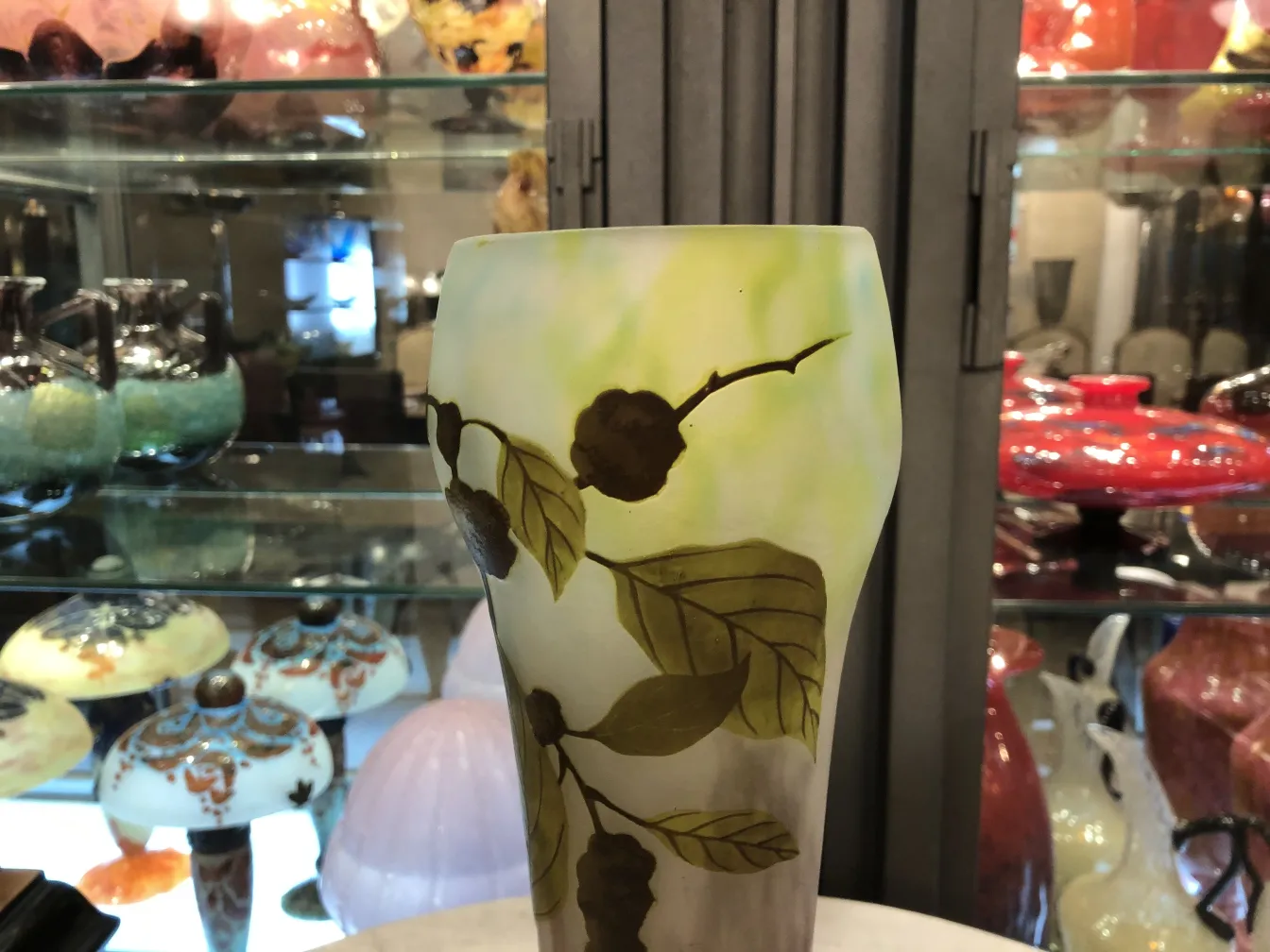 antiga peça de vidro assinado com design floral