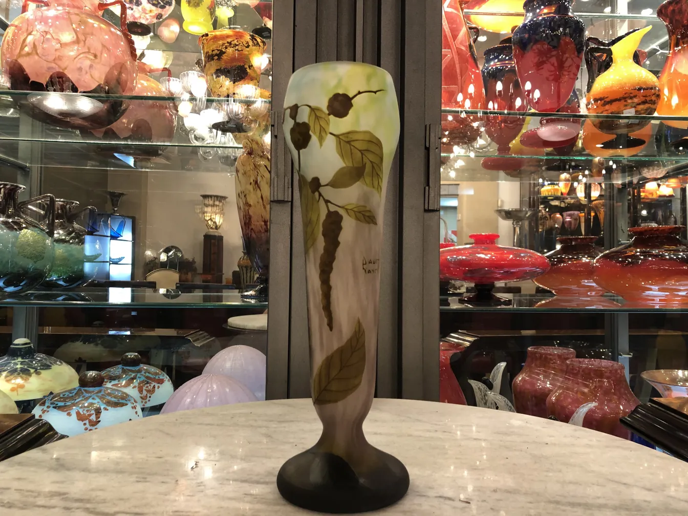 Vase en verre ancien avec motif de feuilles et tiges