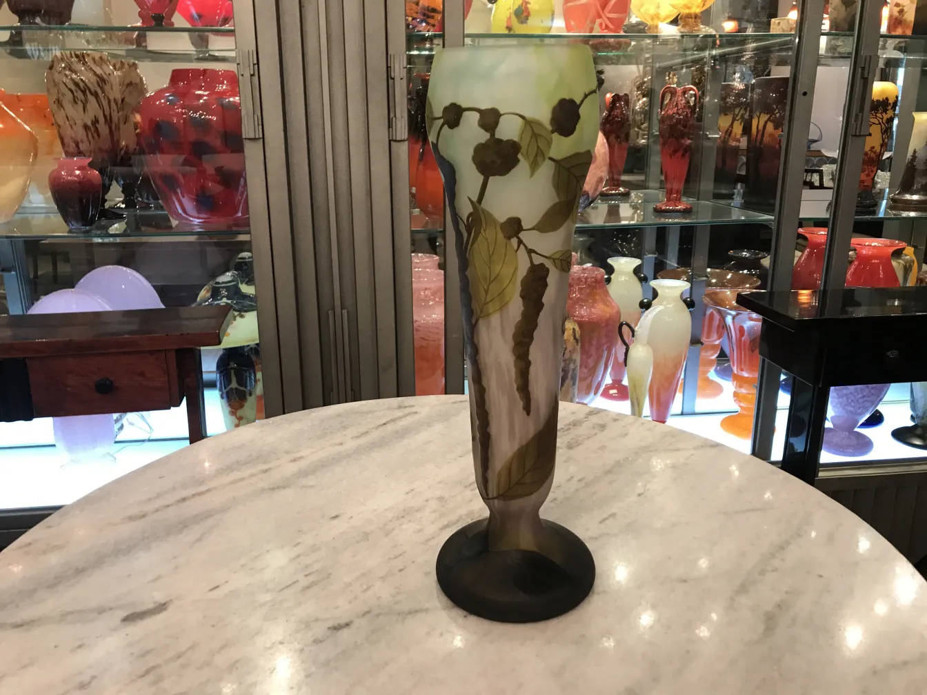 Signiertes Glas Daum Nancy mit botanischen Dekorationen