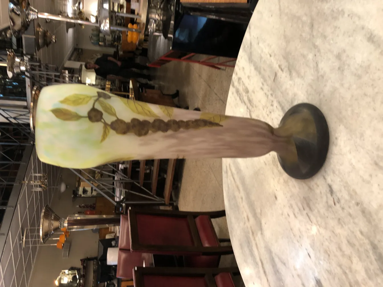 古典式的签名花瓶（达姆南希），带有绿色叶子的设计。