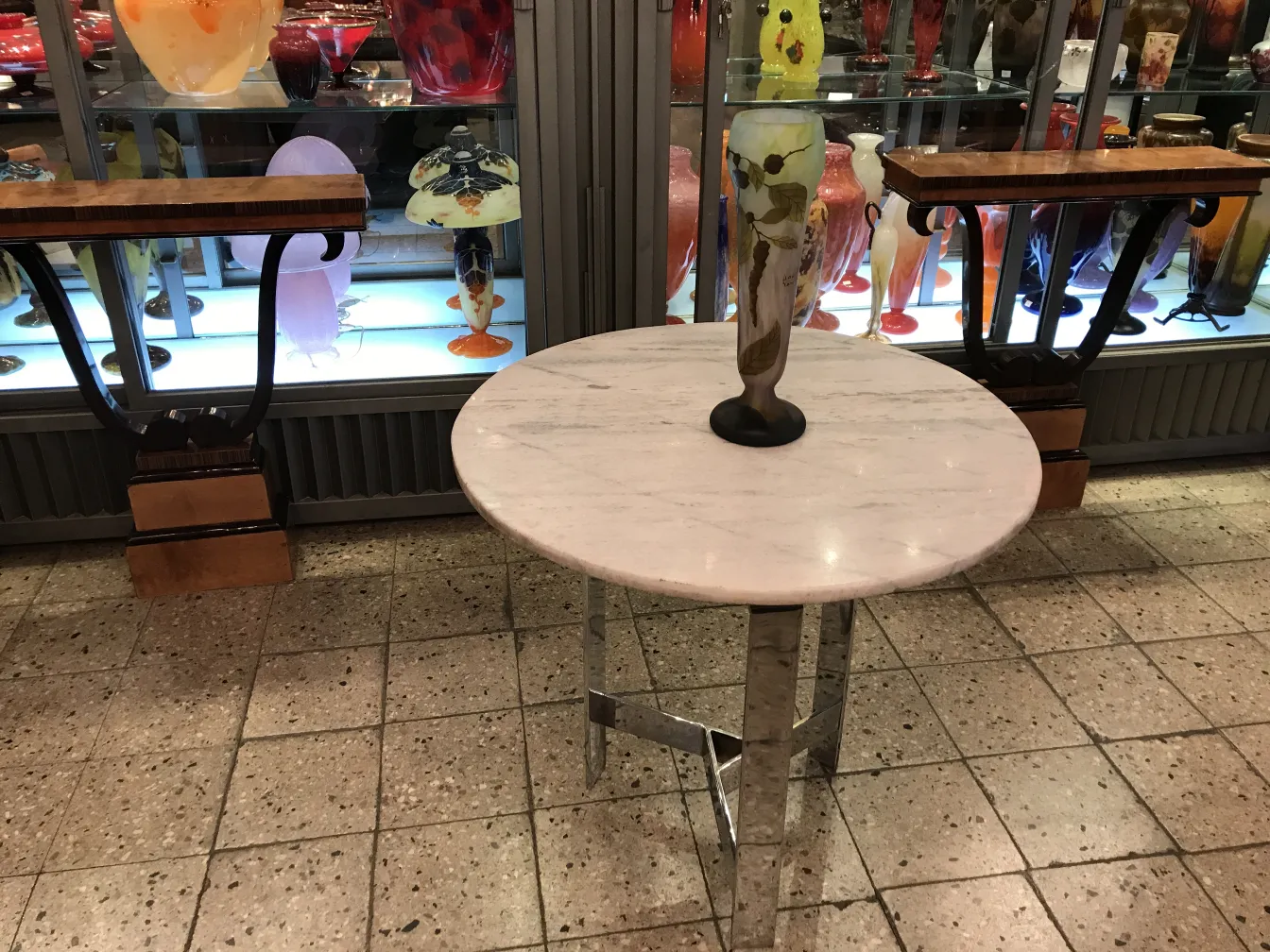 Signiertes Glas Daum Nancy auf Marmortisch, künstlerischer Hintergrund