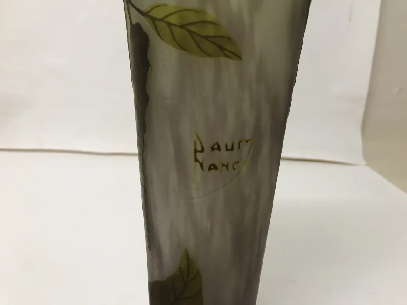 antikes glas mit grünen blättern und daum nancy signatur