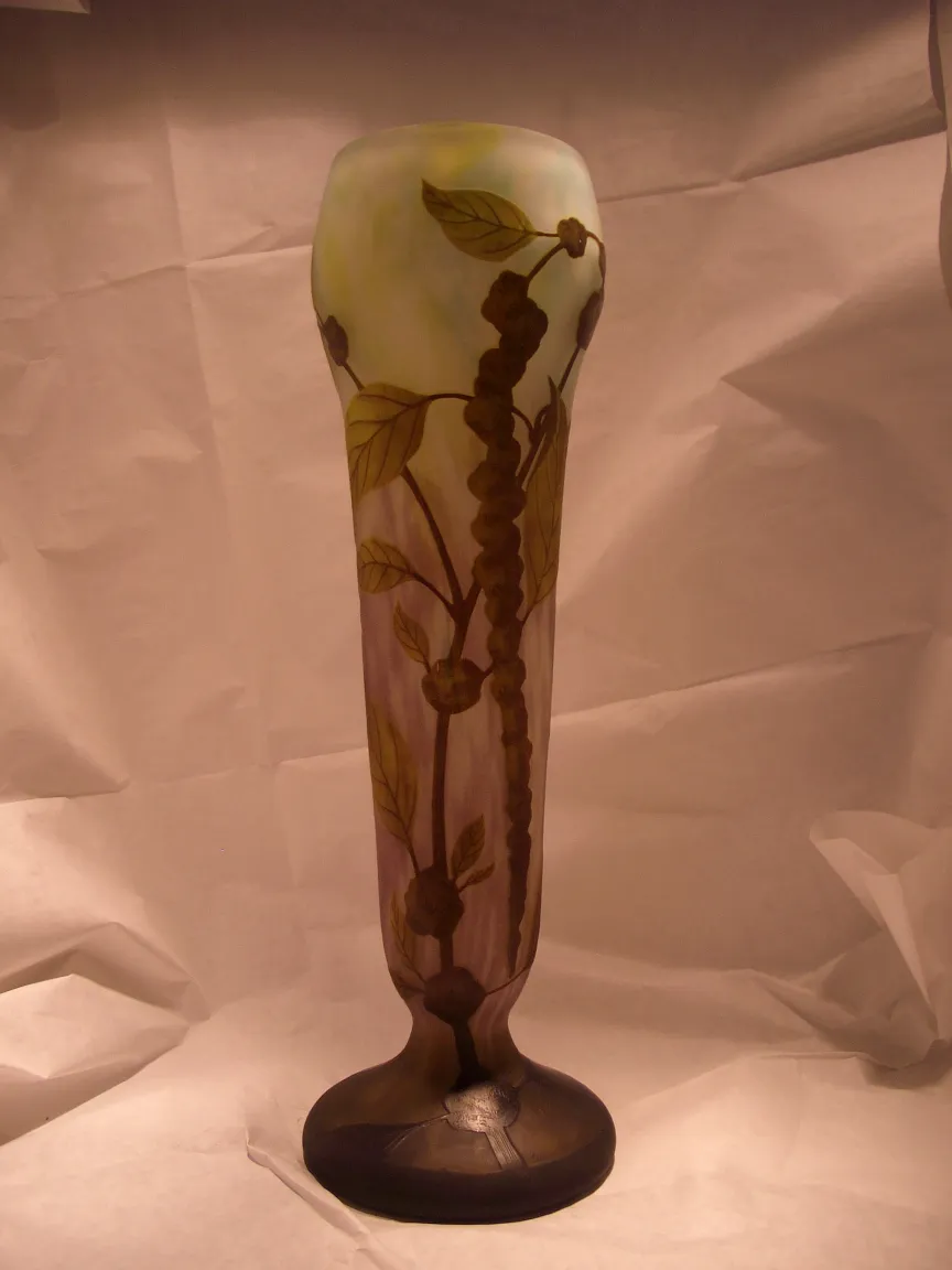 Vase décoratif ancien avec motif de feuilles jaunes et violettes