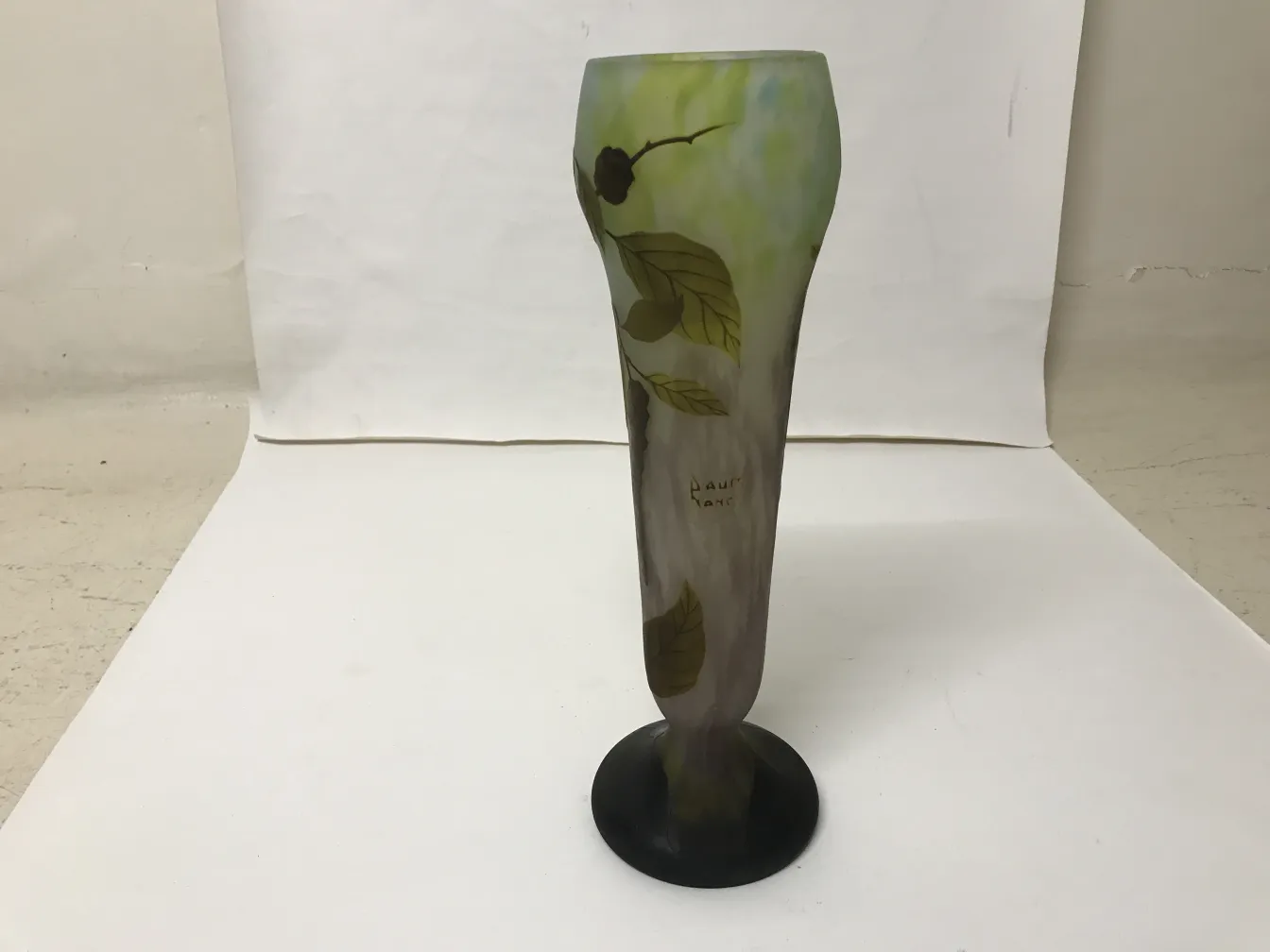 Vaso antiguo firmado Daum Nancy con hojas en diseño