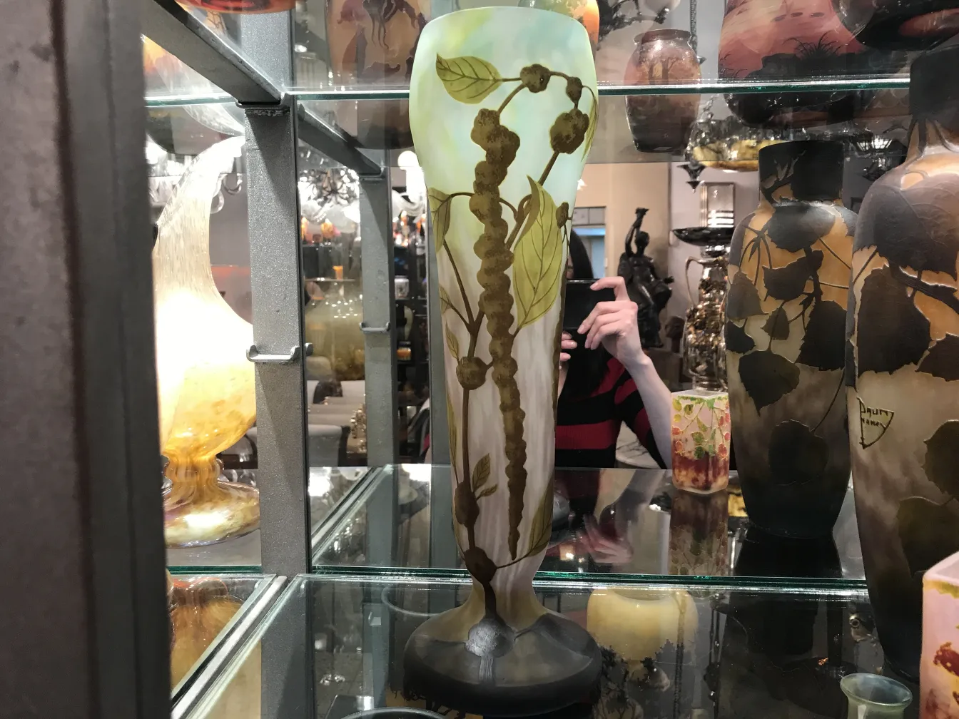 Dekorativer vase aus signiertem glas daum nancy mit blumen