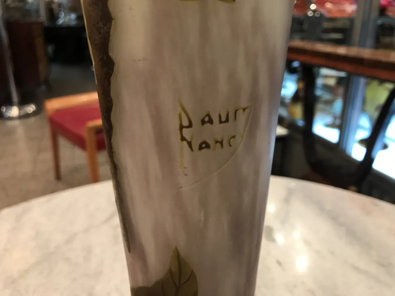 Antikes signiertes Glas Daum Nancy mit Blattmotiv.