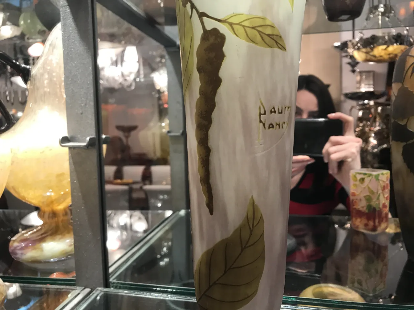 Antike Vase mit Blätterdesign und Daum Nancy-Unterschrift