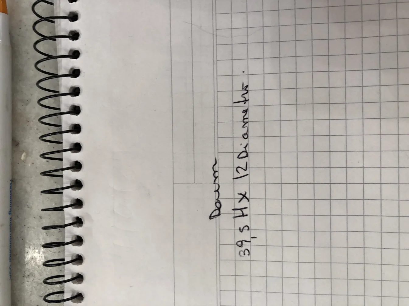 Signiertes Glas Daum Nancy mit Inschriften und Details. Sichtbare Antiquitätenatmosphäre.