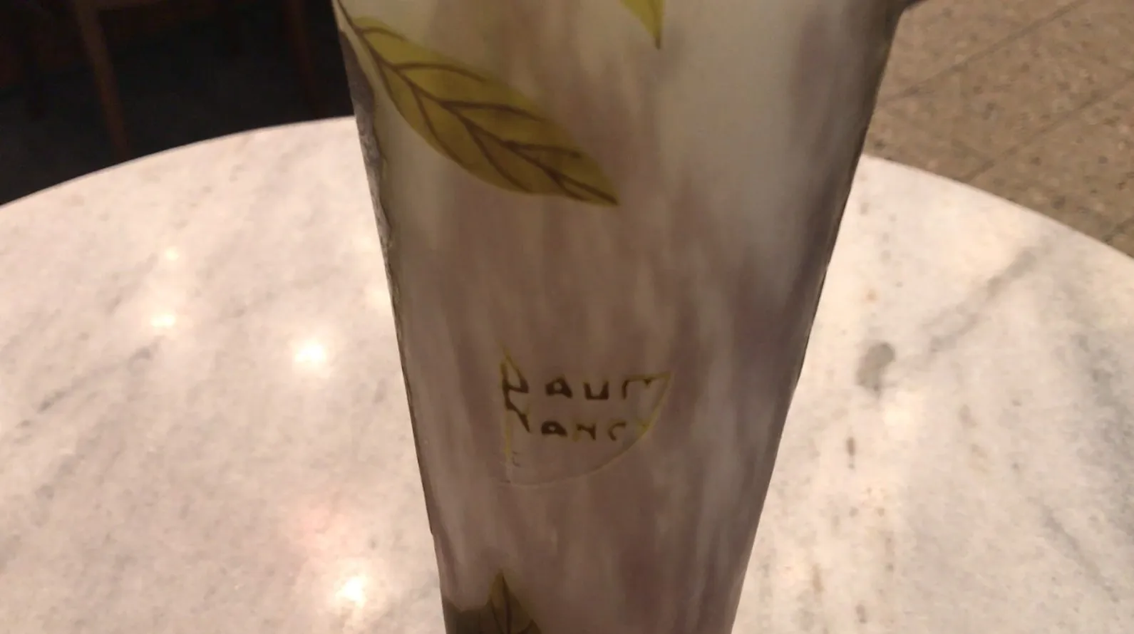 サイン入りグラスダウムナンシーに葉と繊細な詳細