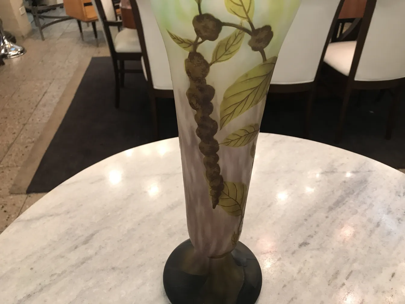 Antike Vase aus signiertem Glas Daum Nancy mit Blättern