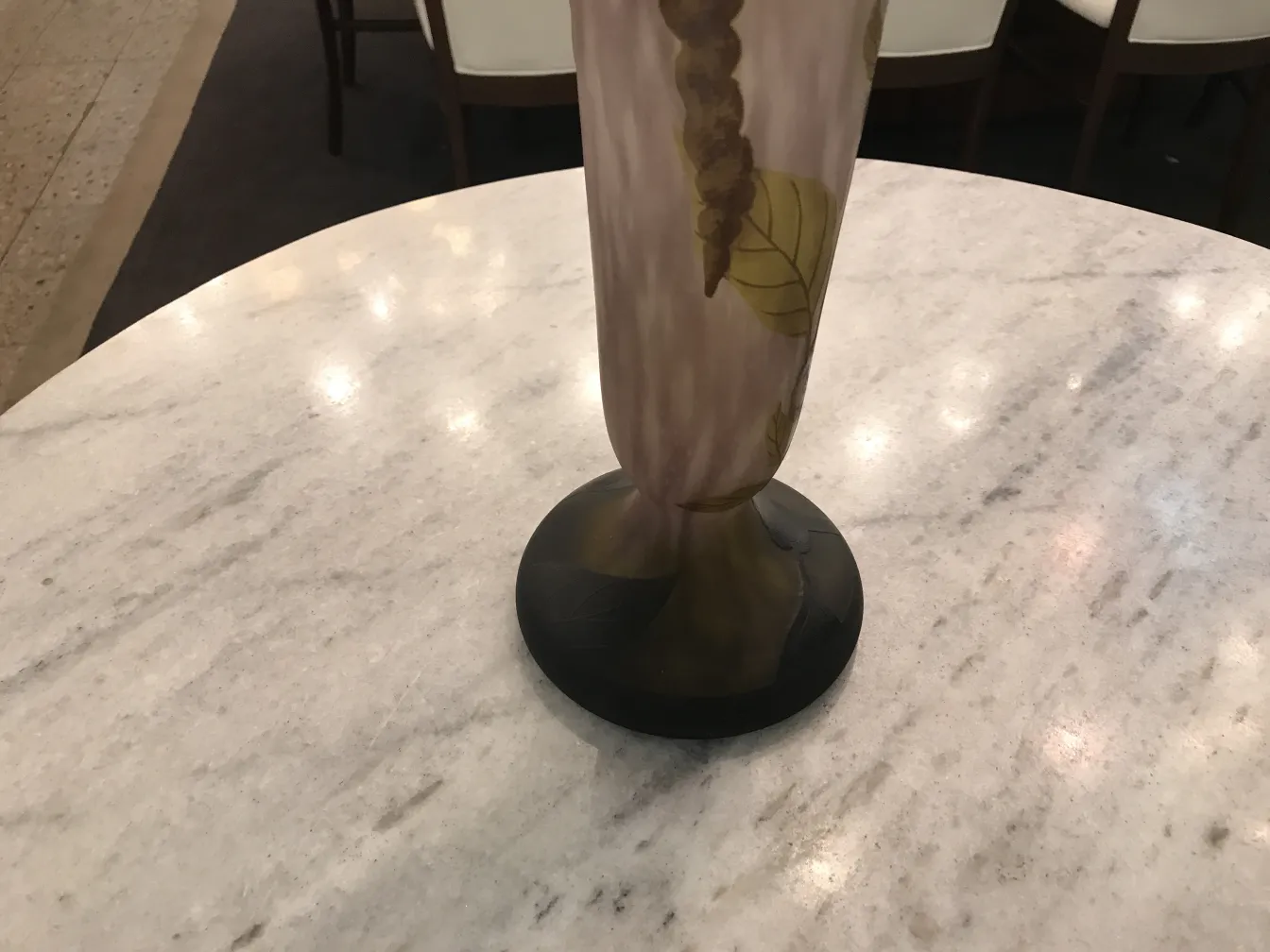 Antikes signiertes Glas Daum Nancy auf dunklem Sockel mit dekorativen Blättern.