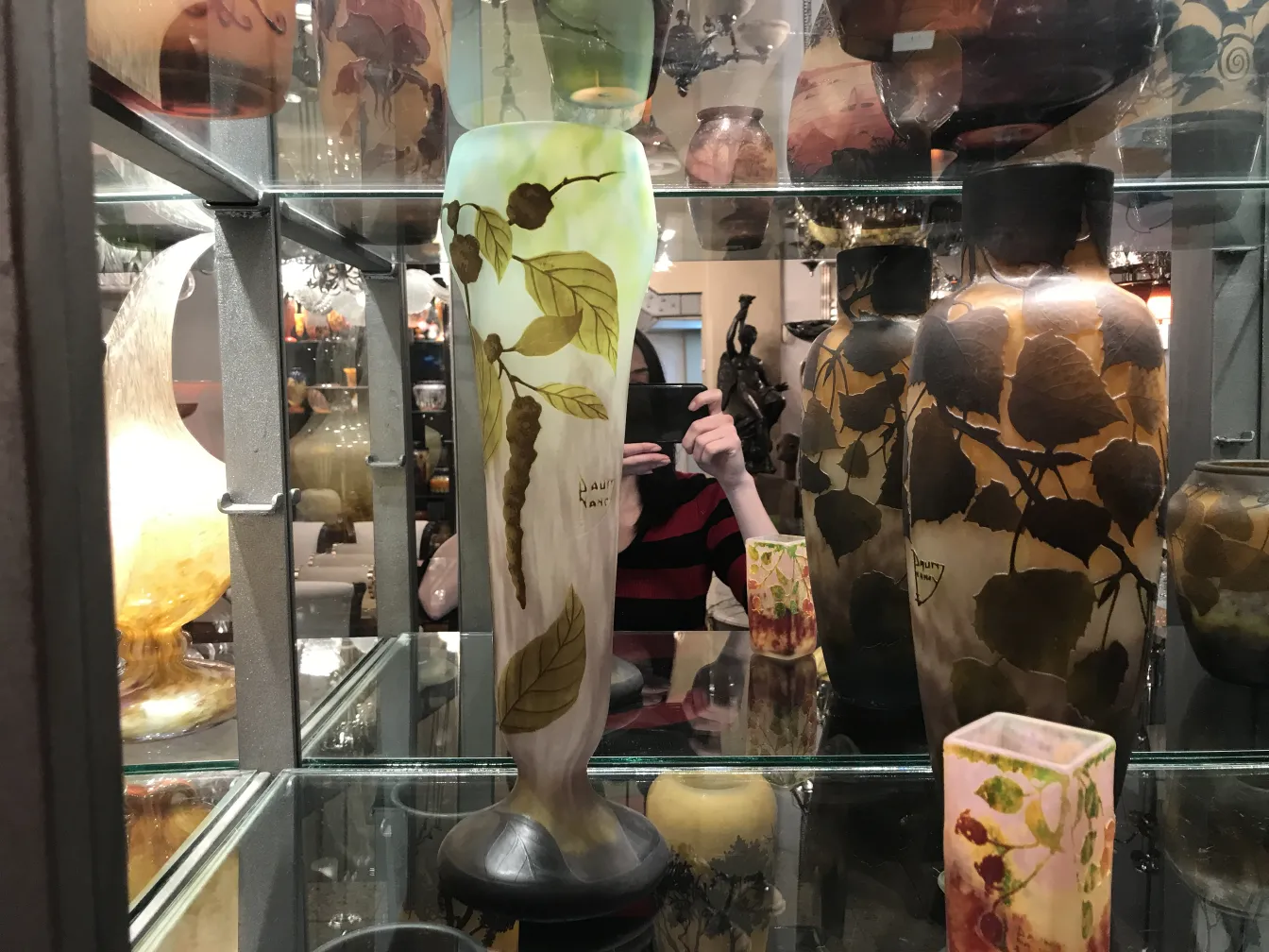 verre signé par daum nancy avec motif floral dans un environnement d'antiquités