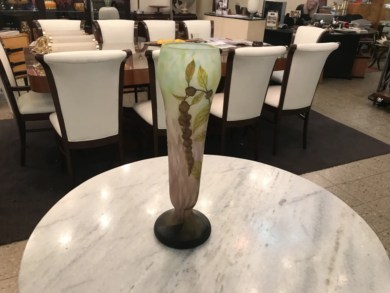 Vaso antico con design di foglie e frutti, Daum Nancy