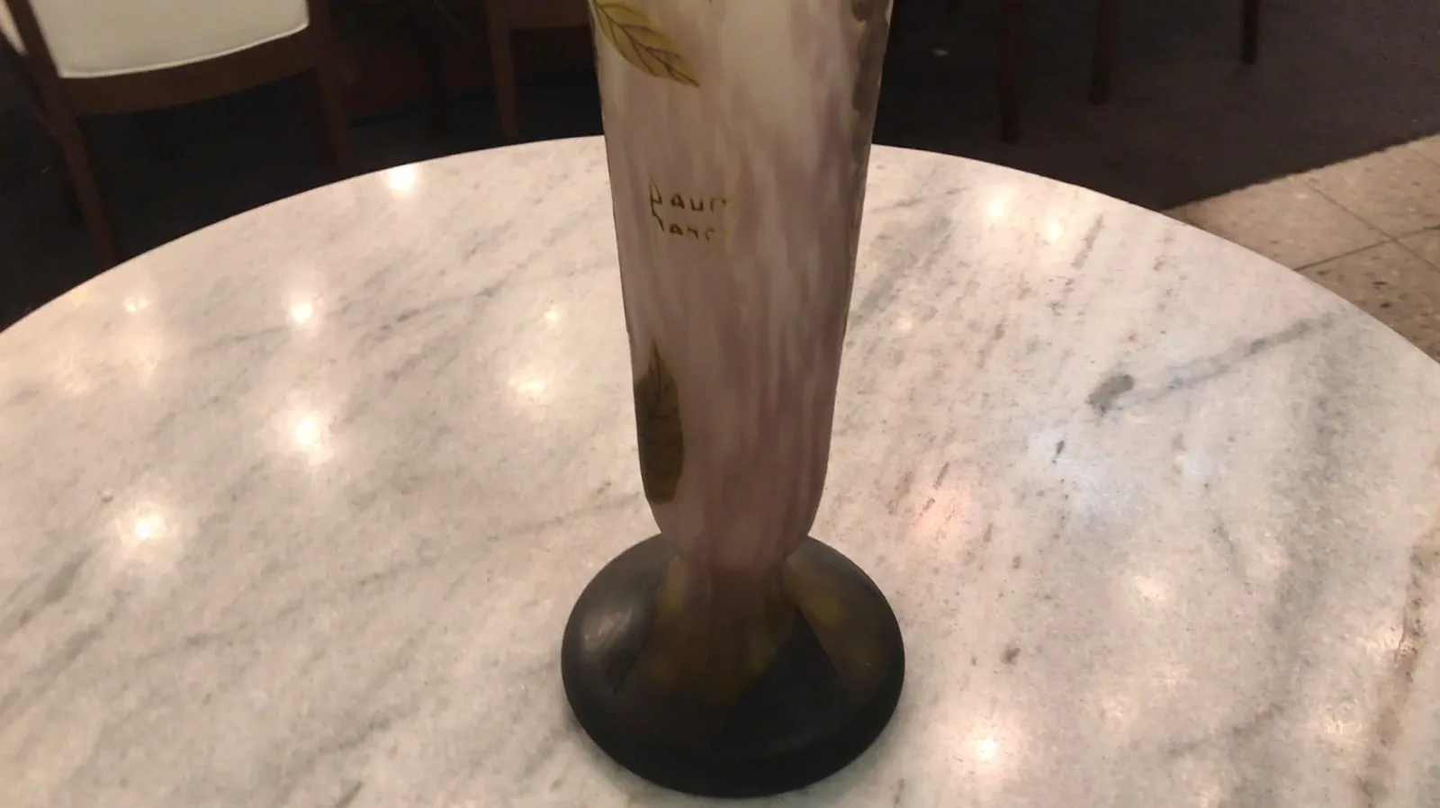 vase en verre daum nancy avec des détails verts et dorés