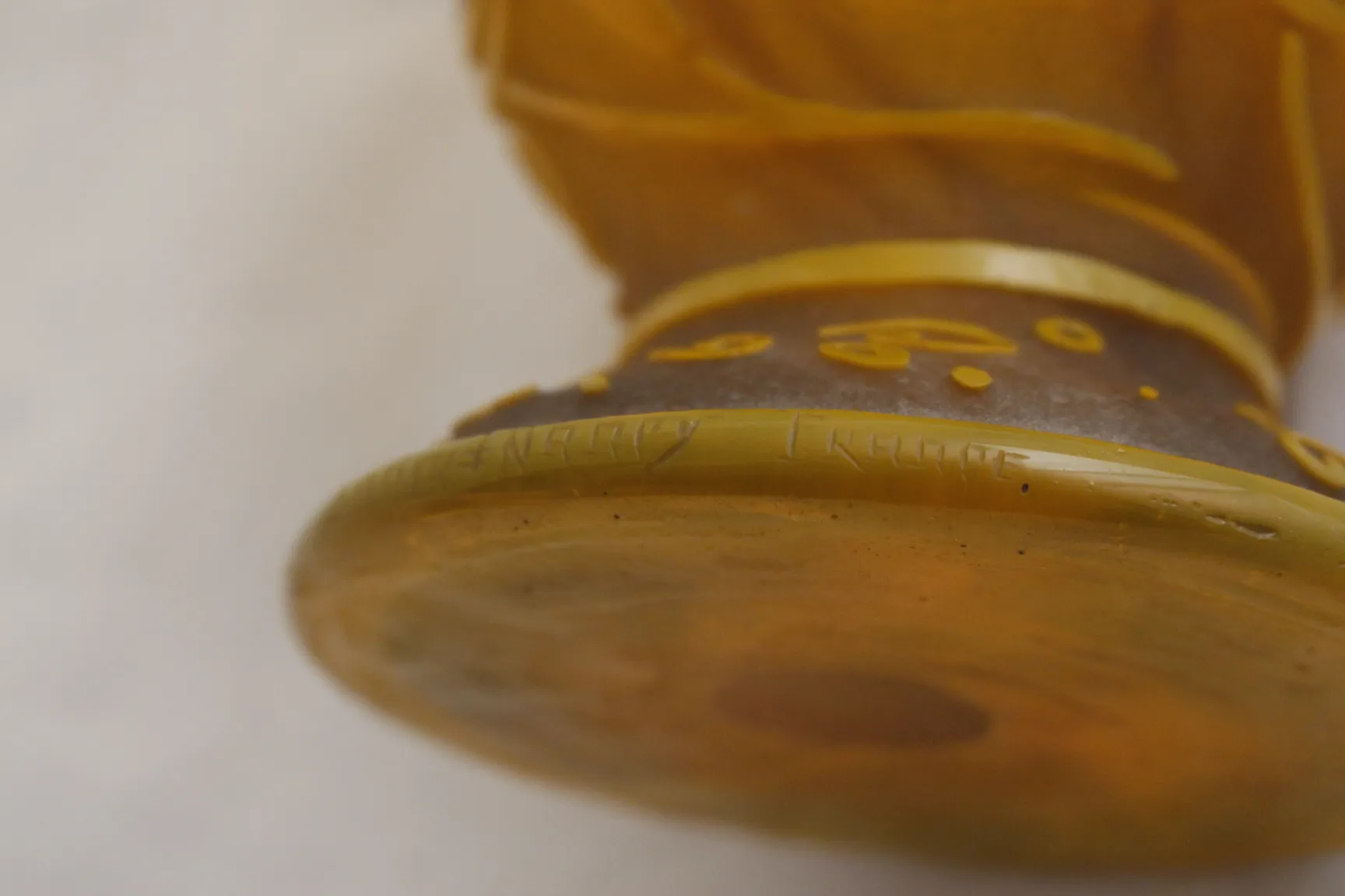 Verre ancien signé Daum Nancy avec décoration élégante.