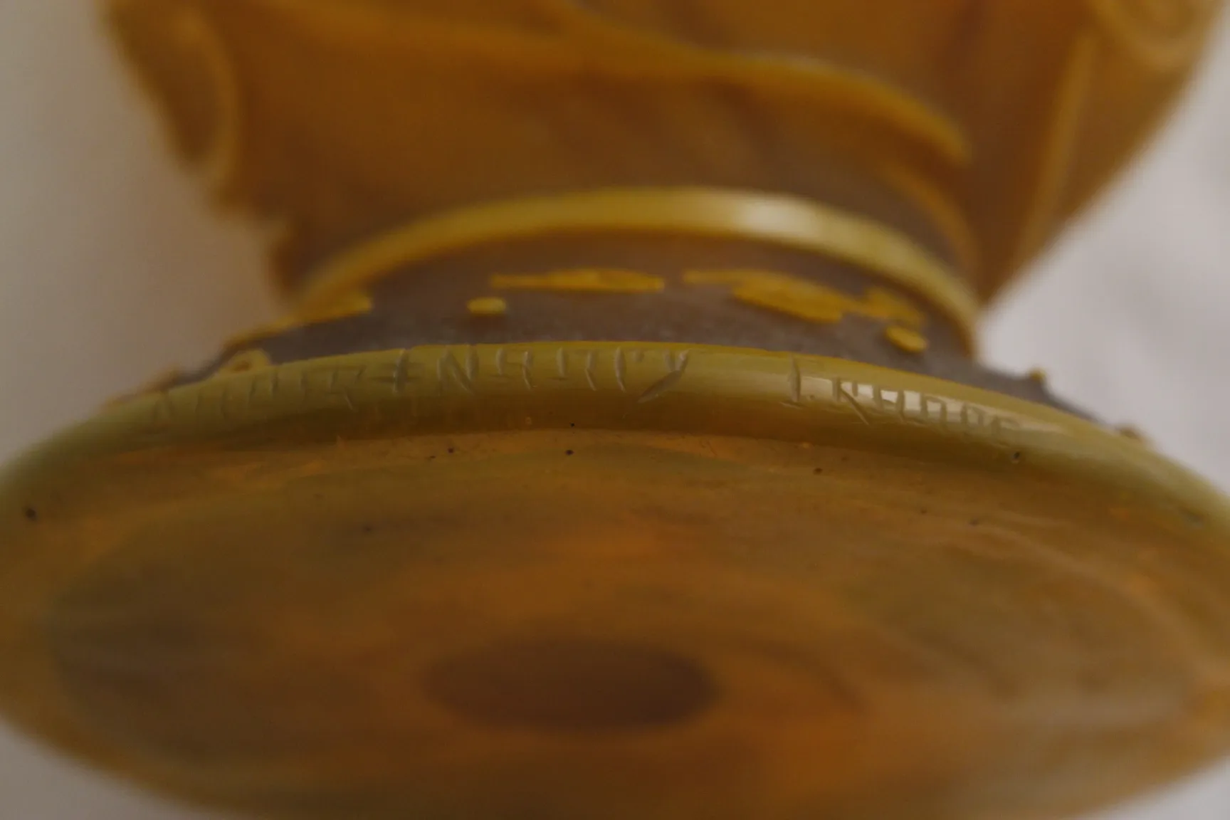 古董签名玻璃，有精致的细节，背景光滑而闪亮。