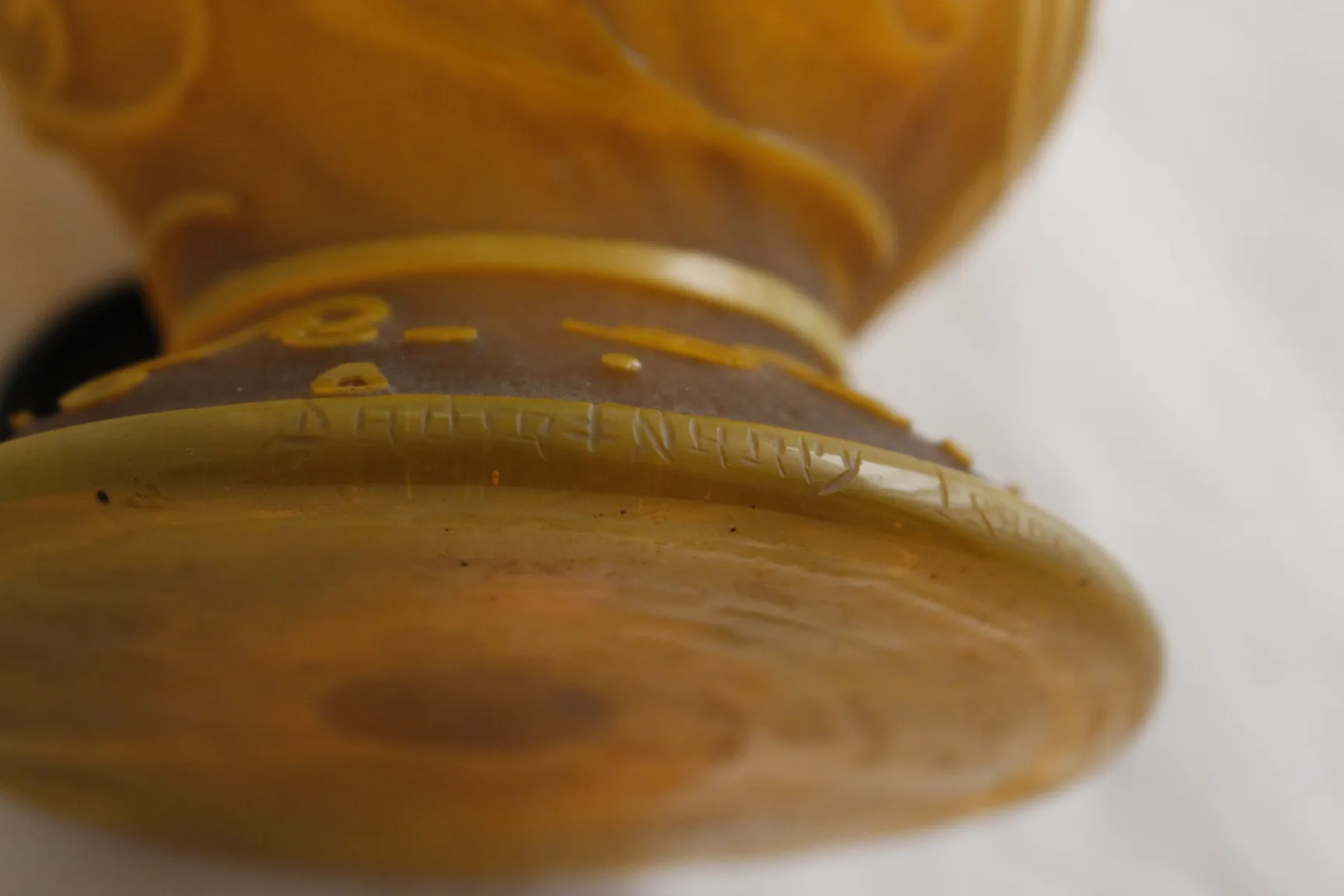 زجاج موقّع داوم نانسي مع تفاصيل متموجة في بيئة محايدة.