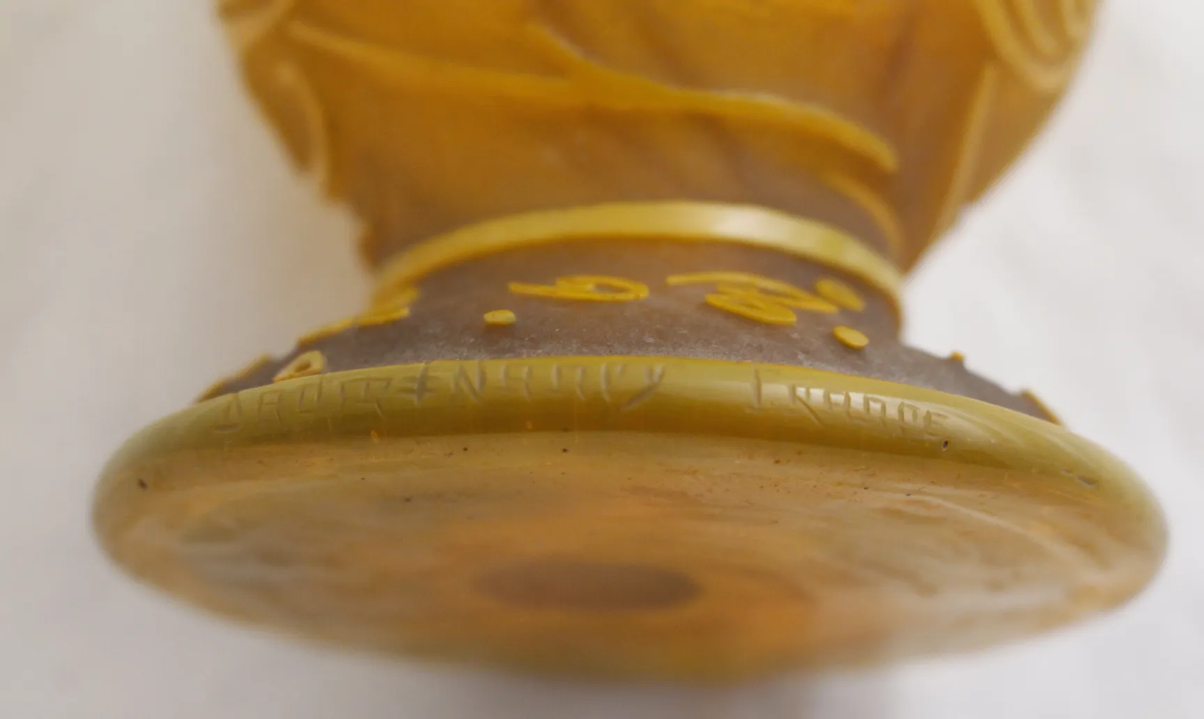 زجاج موقّع داوم نانسي بتفاصيل أنيقة في بيئة محايدة.