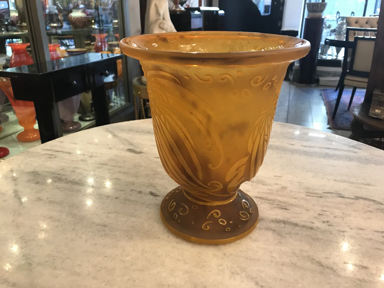 Vase antiguo de vidrio firmado Daum Nancy en color ámbar con diseño decorativo.