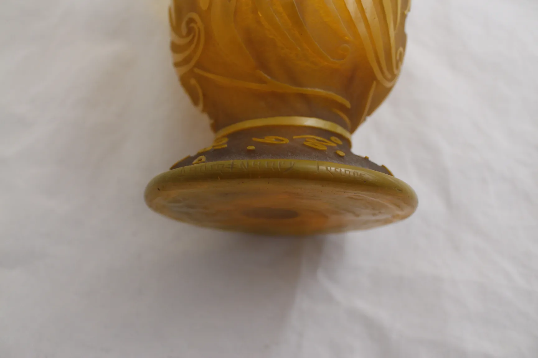 vidro antigo assinado de Daum Nancy, design elegante e detalhes dourados