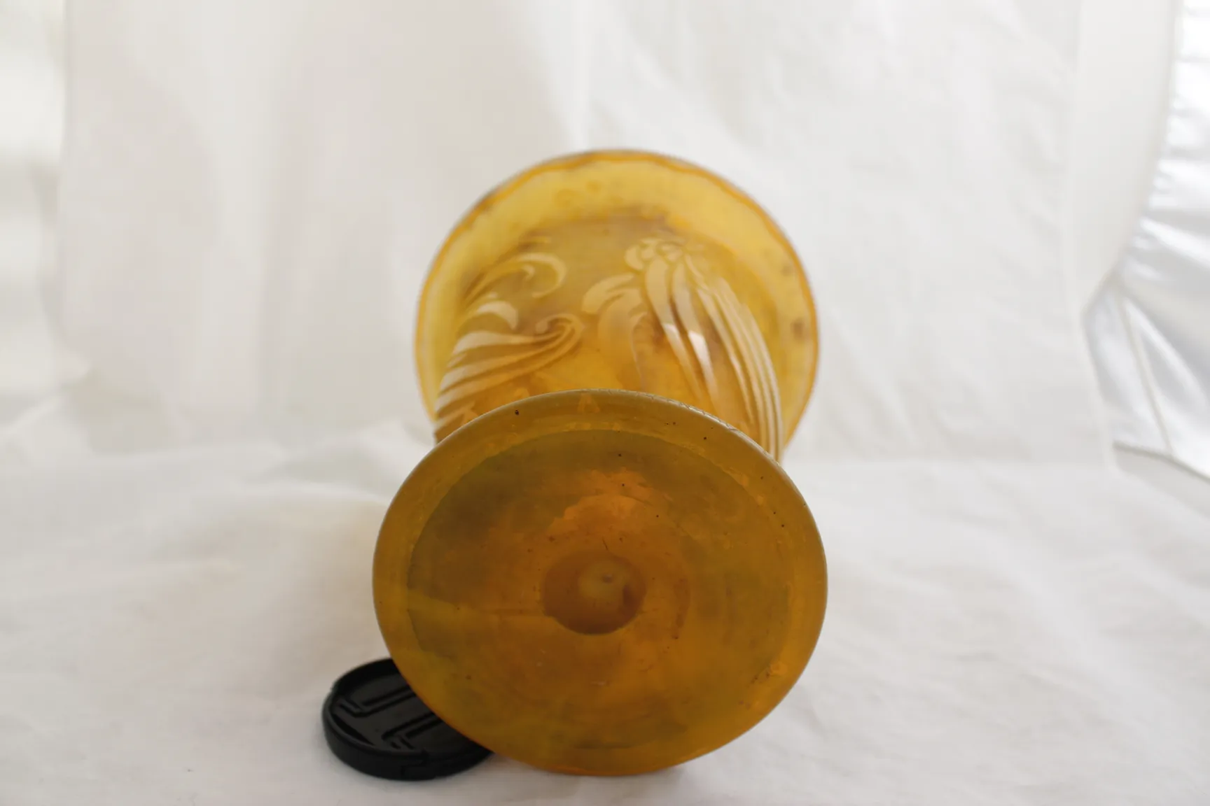 vetro firmato daum nancy di colore giallo con design