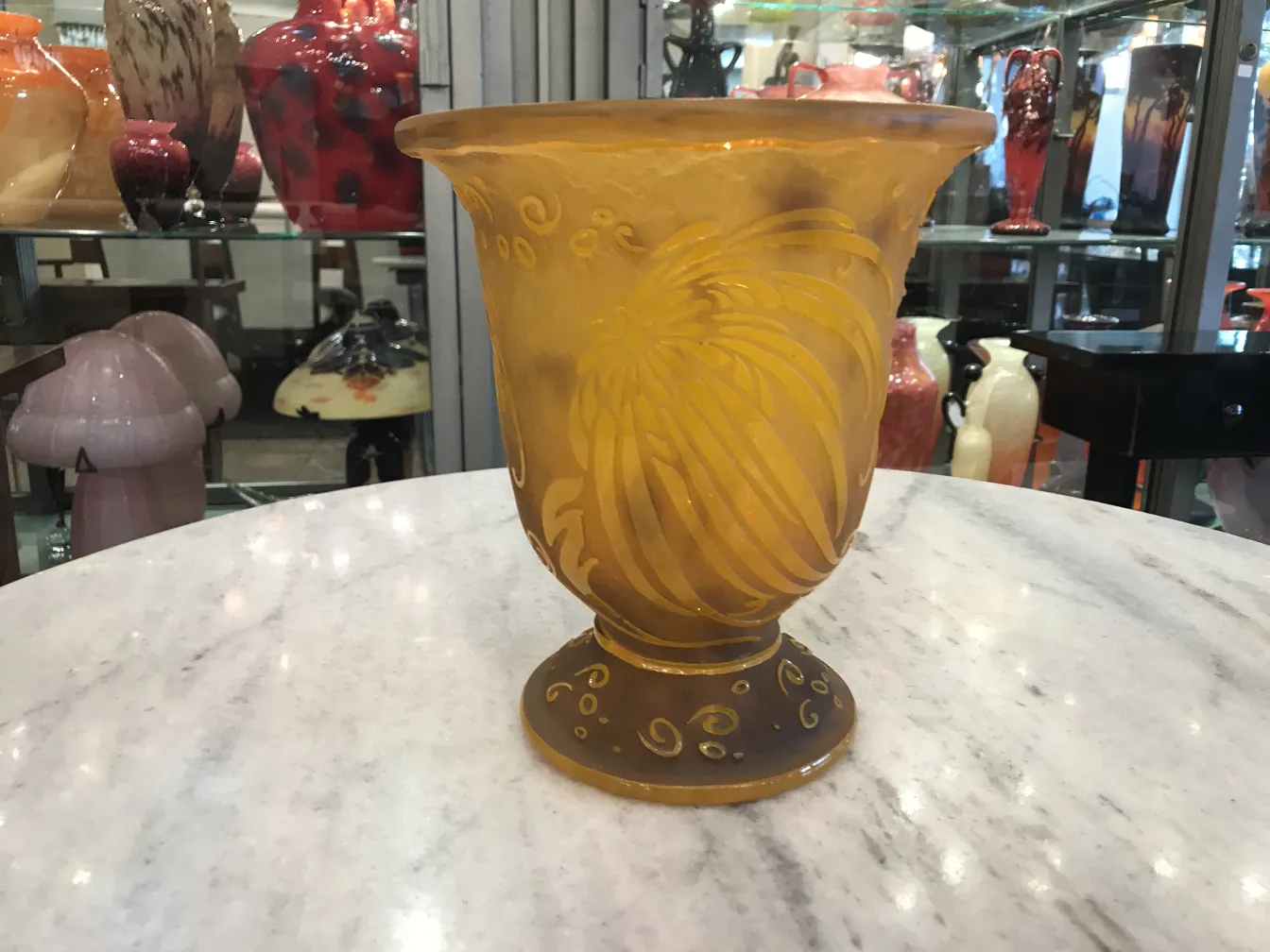 verre signé amber avec design gravé, ambiance d'antiquités
