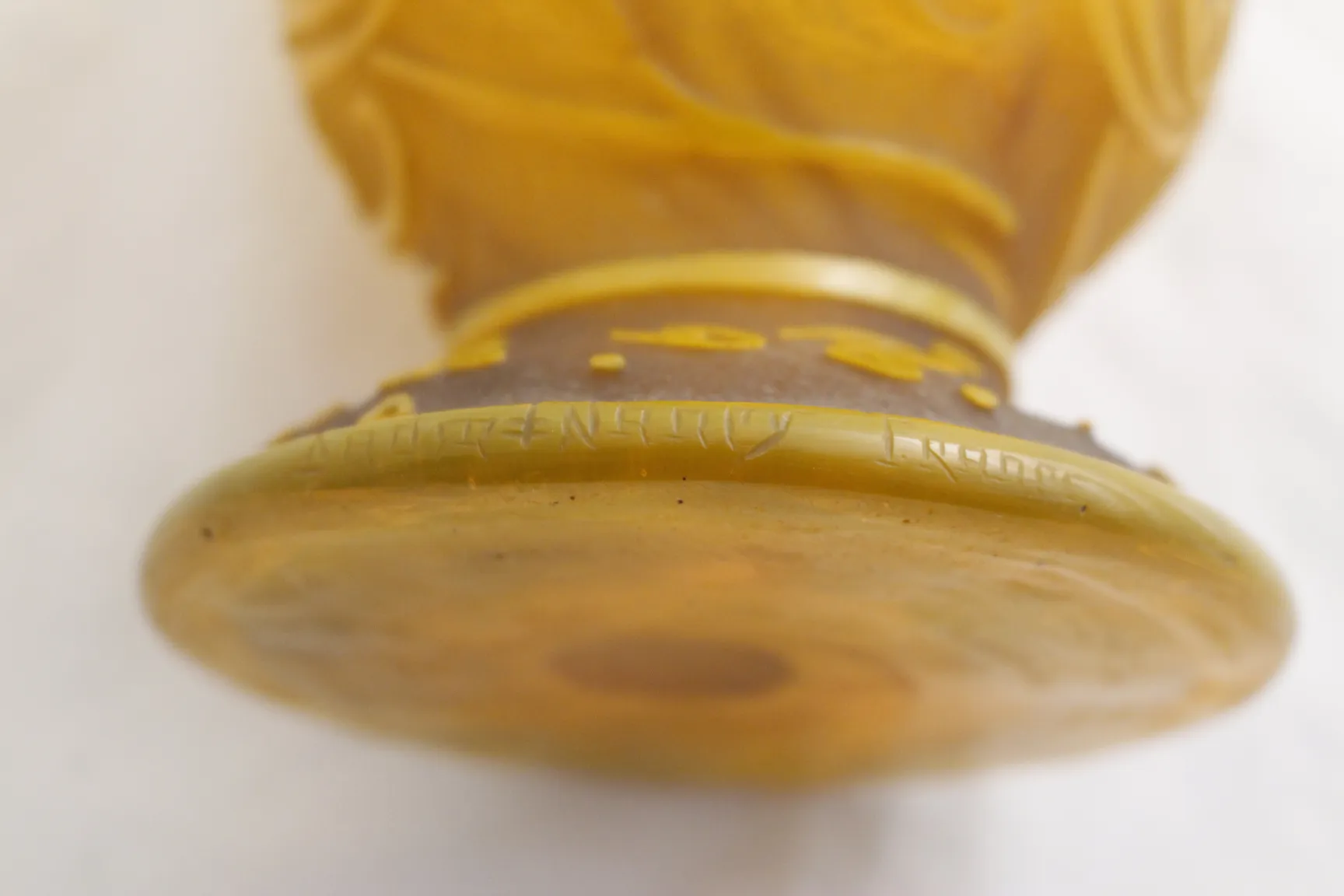 Vetro firmato Daum Nancy con dettagli in rilievo, unica antichità