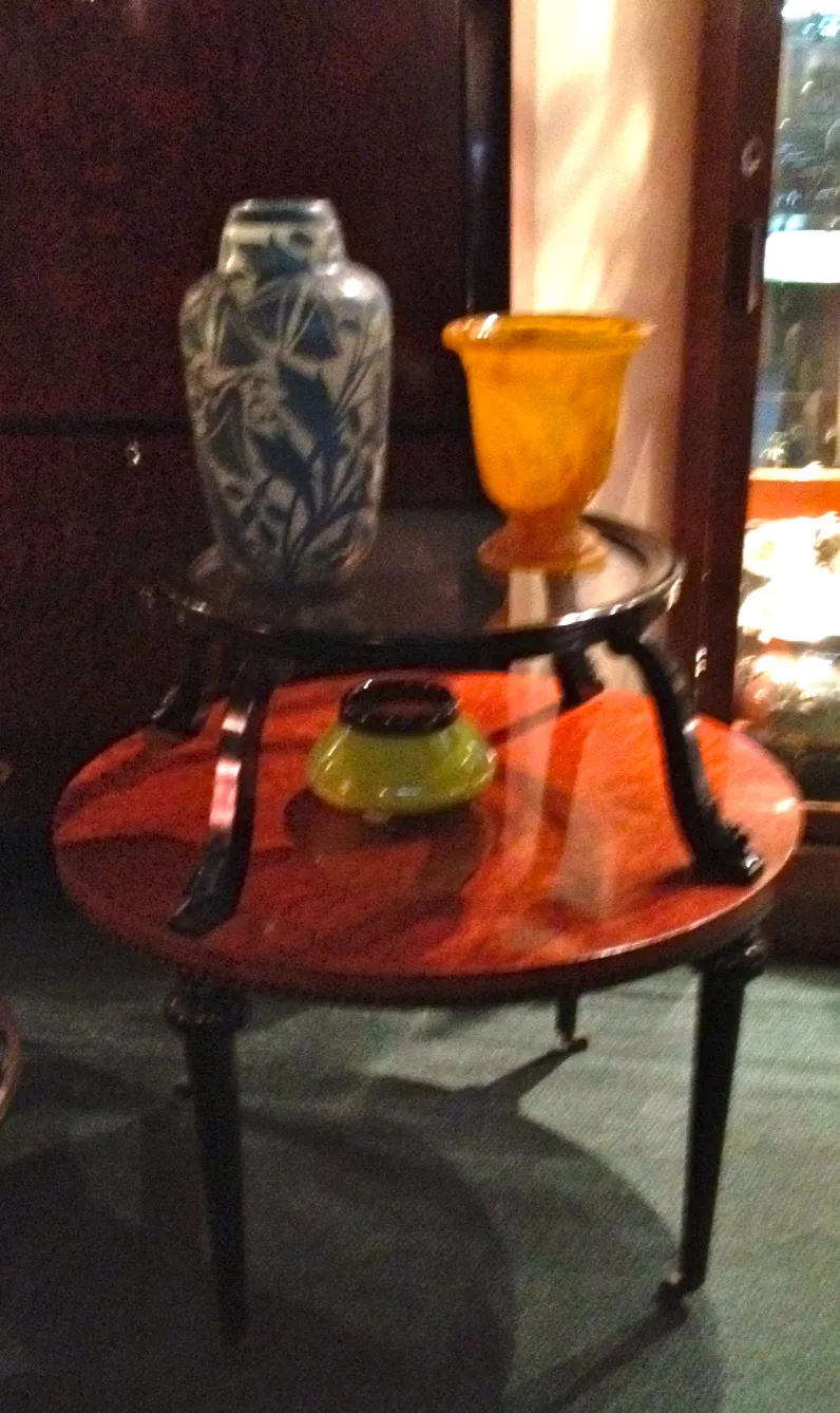 古いサイン入りグラス（ダウム・ナンシー）が装飾環境に展示されています。