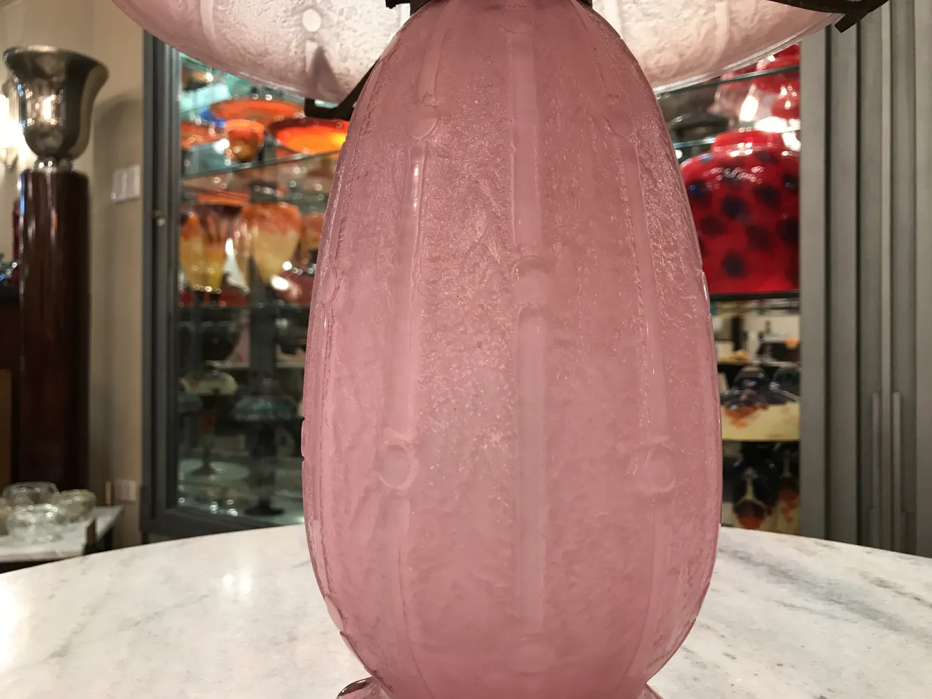 Antikes, signiertes Glas Daum Nancy, rosa, klassische Dekoration, elegante Atmosphäre.